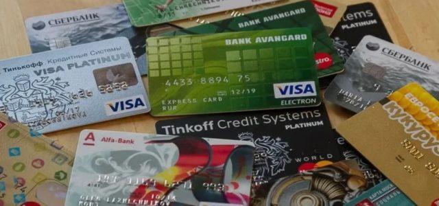 Сколько лучше иметь дебетовых (не кредитных) карт, одну или несколько?