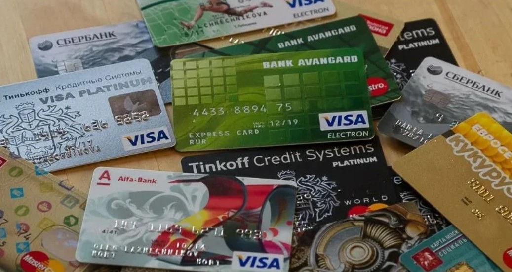 Сколько лучше иметь дебетовых (не кредитных) карт, одну или несколько?
